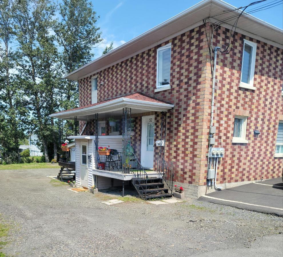 Downtown Apartment Next To Highway Netflix+Wifi エドマンズトン エクステリア 写真